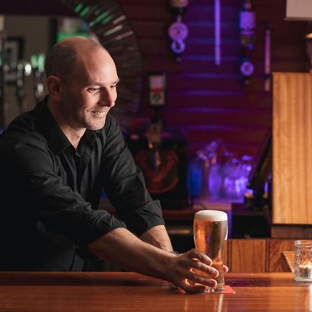 The Wander Inn Bar & Accommodation Кенмеър Екстериор снимка