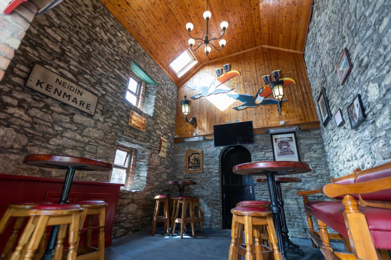 The Wander Inn Bar & Accommodation Кенмеър Екстериор снимка