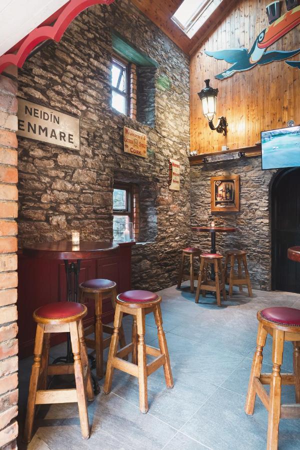 The Wander Inn Bar & Accommodation Кенмеър Екстериор снимка