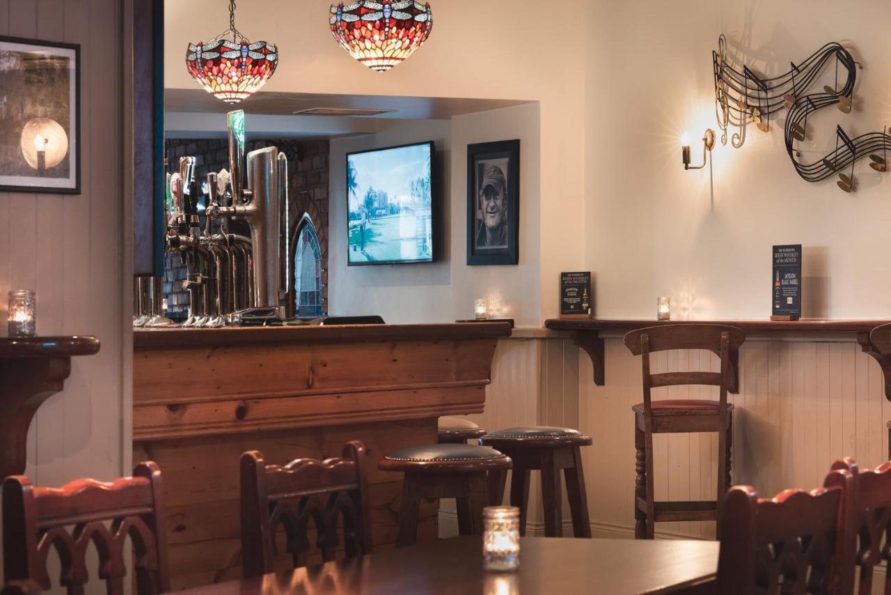 The Wander Inn Bar & Accommodation Кенмеър Екстериор снимка
