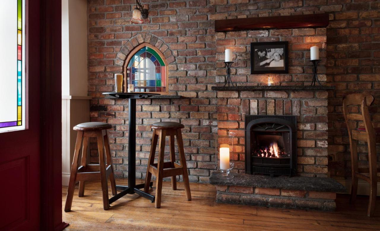 The Wander Inn Bar & Accommodation Кенмеър Екстериор снимка
