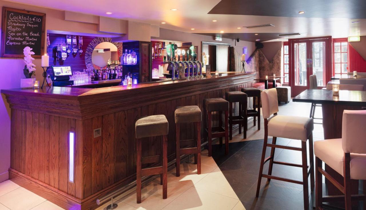 The Wander Inn Bar & Accommodation Кенмеър Екстериор снимка